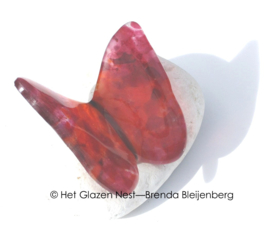 Vlinder in roze en oranje op grote  Carrera steen