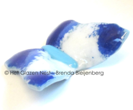 Glazen vlinder in blauw en witte kleuren