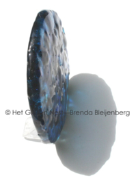 Kleine cirkel in grillig zee blauw glas