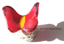 Rode glazen vlinder met geel lijfje
