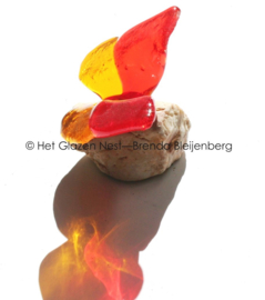 Speelse glas vlinder in oranje kleuren