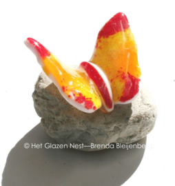 Kleine speelse glas vlinder in oranje en rood