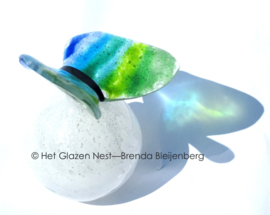 Groen en blauwe vlinder op witte bol-urn