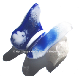 Kleine vlinder in wit en blauw glas