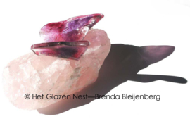 Roze vlinder op rozenkwarts