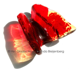 Kleine speelse vlinder van glaskunst