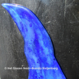Glazen rivier in speels blauw
