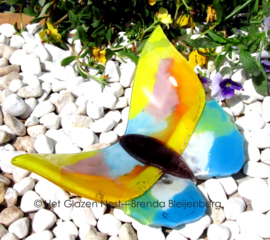 vlinder in pastel kleuren op basalt steen
