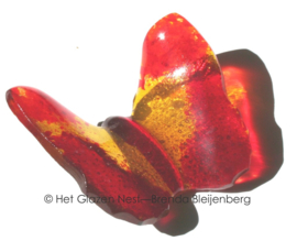 Glazen vlinder in rood en oranje kleuren