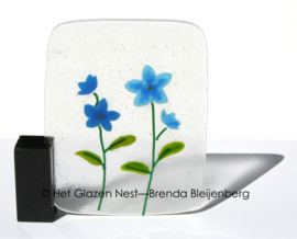 Kleine blauwe bloemen in glaskunst