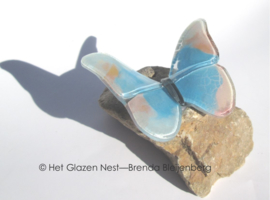 Vliegende vlinder  in pastel blauw en roze