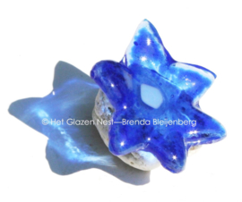 Kleine blauwe ster-bloem in glaskunst