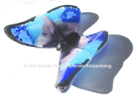 Aparte vlinder in blauw en paars glas