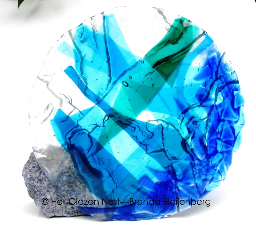 blauwe cirkel in grillig glas