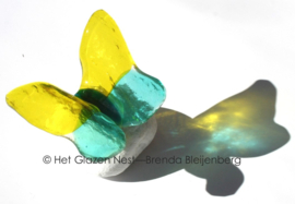 Bijzondere vlinder in geel en aqua glas
