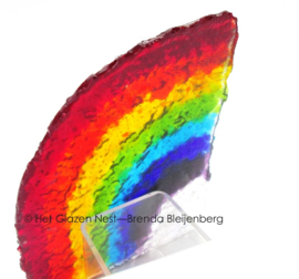 Speelse regenboog in doorzichtig glas