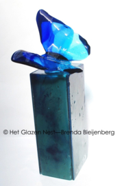 Glazen urn  met blauwe vlinder