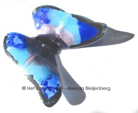 Aparte vlinder in blauw en paars glas