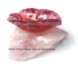 Roze bloem op rozenkwarts