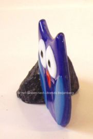 kleine uil in blauwe handgevormde steen