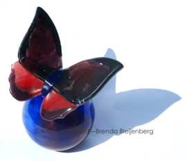 Bijzondere glazen vlinder op bol-urn