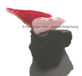 Rode glas vlinder op lavas steen