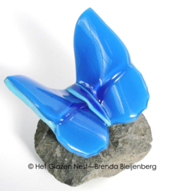 Glazen vlinder in rustig aqua blauw