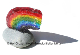 Glazen regenboog in steen