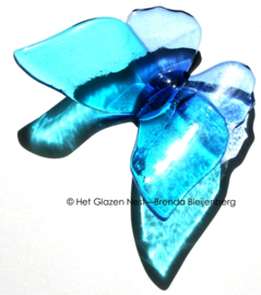 Glazen vlinder in rustig aqua en blauw