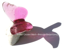 Kleine roze vlinder op kei