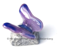 Kleine paarse vlinder als mini urn