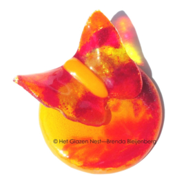 kleine oranje vlinder op oranje glas