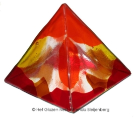 Piramide met rood, geel en oranje