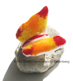 Kleine speelse glas vlinder in oranje en rood