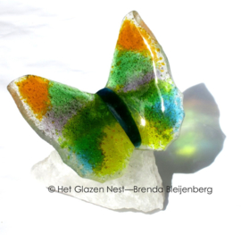 Groen en gele vlinder op bergkristal