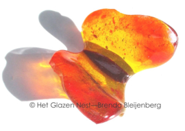 Speels oranje kleuren in vlinder van glas