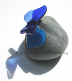blauwe vlinder op blauw hartje