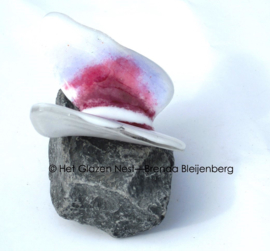 Vlinder op steen in wit en roze