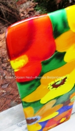 kleurige bloemen in lange glasplaat