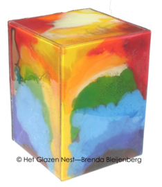 Glazen urn in regenboog kleuren