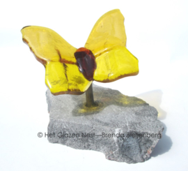 kleine gele vlinders op rvs en steen