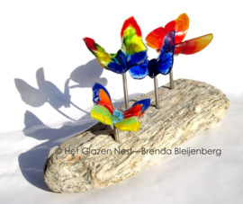 4 speelse vlinders op versteend hout