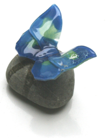 Vlinder in blauw en zeegroen glas