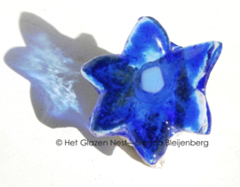 Kleine blauwe ster-bloem in glaskunst