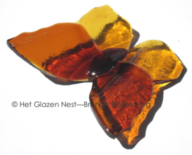 Okergele vlinder in doorzichtig glas
