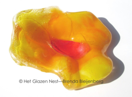 geel bloemetje met oranje hart