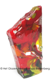 sculptuur in rood en geel