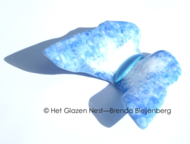 Vliegende vlinder in wit en aqua