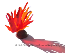 Rood abstract glas als mini urn