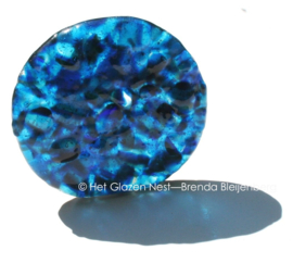 Kleine cirkel in grillig zee blauw glas